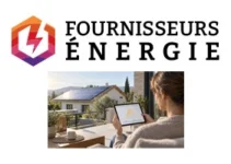 Personne consultant un graphique de production solaire sur tablette, depuis une terrasse face à une maison équipée de panneaux photovoltaïques